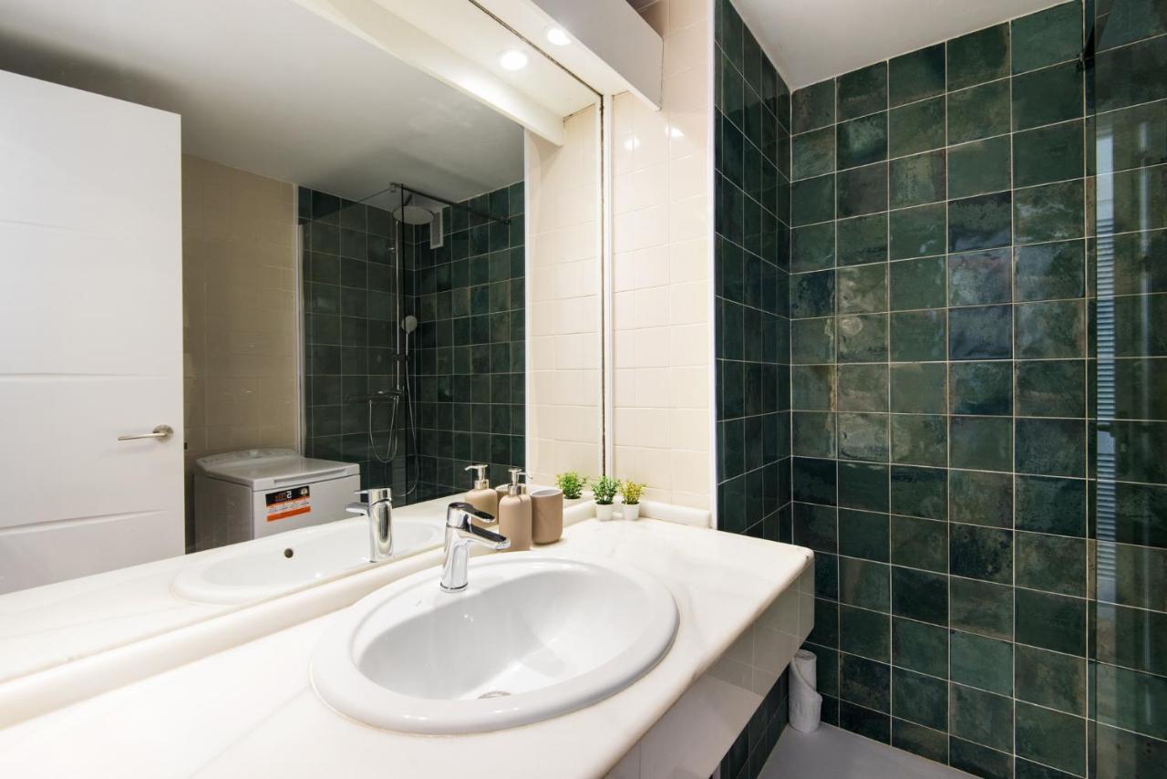 Aloha Puerto Private Apartment 1St Line Carihuela Beach Torremolinos Eksteriør bilde